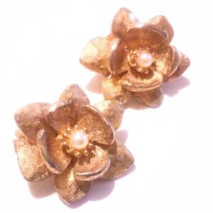Vintage Hobe Gold Tone Faux Pearl Flower Clip Earrings